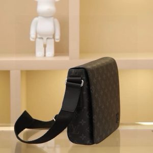 Alternative view of The easy-to-carry messenger bag, this particularly new District Small handbag is the ideal everyday companion—elegant, lightweight, and spacious inside, combining practicality with sophistication. Monogramme Eclipse canvas - Fabric lining - Calf leather trim - Adjustable shoulder strap - 2 built-in iPad pockets - Pocket under flap!! Dimensions: 25x22x7cm